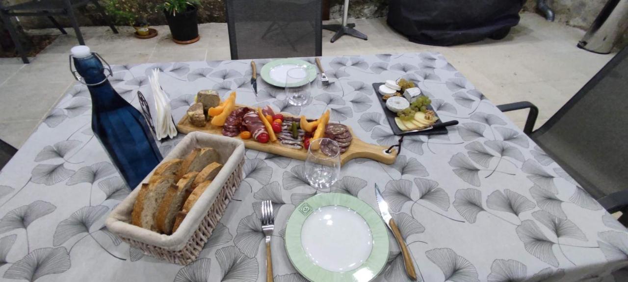 Domaine Les Garrigues Bed & Breakfast Puygaillard-de-Quercy ภายนอก รูปภาพ